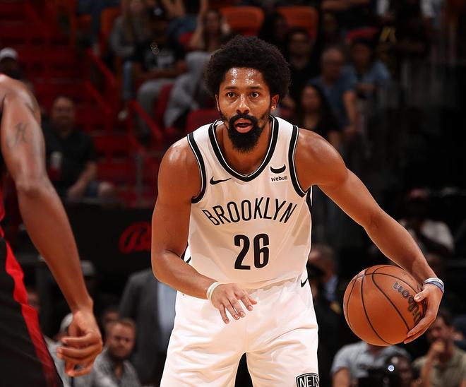 亚博体育-逆转之夜！篮网最后时刻连续得分取胜，无法包括其中.-亚博体育